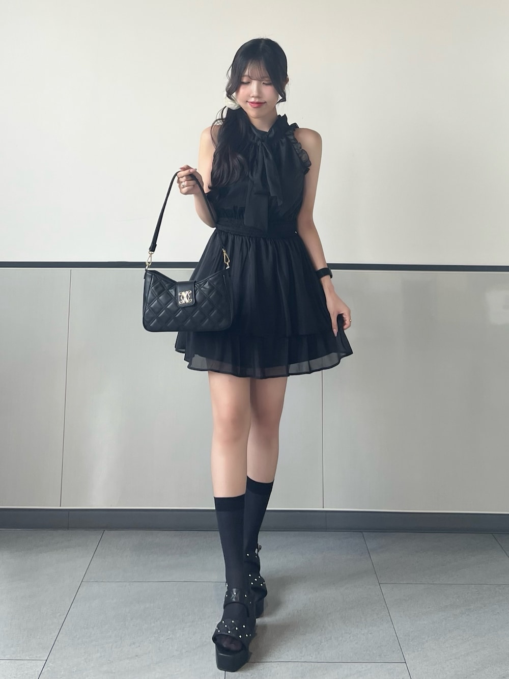 「INGNI、ワンピースコーデ、フリル、初夏コーデ、ブラックコーデ、ミニワンピ、ブラック、プチプラ、テーマパークコーデ、きれいめコーディネート、ワンピーススタイル、大人可愛い、おでかけコーデ、夏コーデ、ノースリーブ」｜「INGNIの2Wayリボンアメスリフリルミニワンピース（ワンピース、ブラック系）」を使った、manakaさん（骨格ストレート・レディース・160cm）の夏コーディネートの2枚目の写真