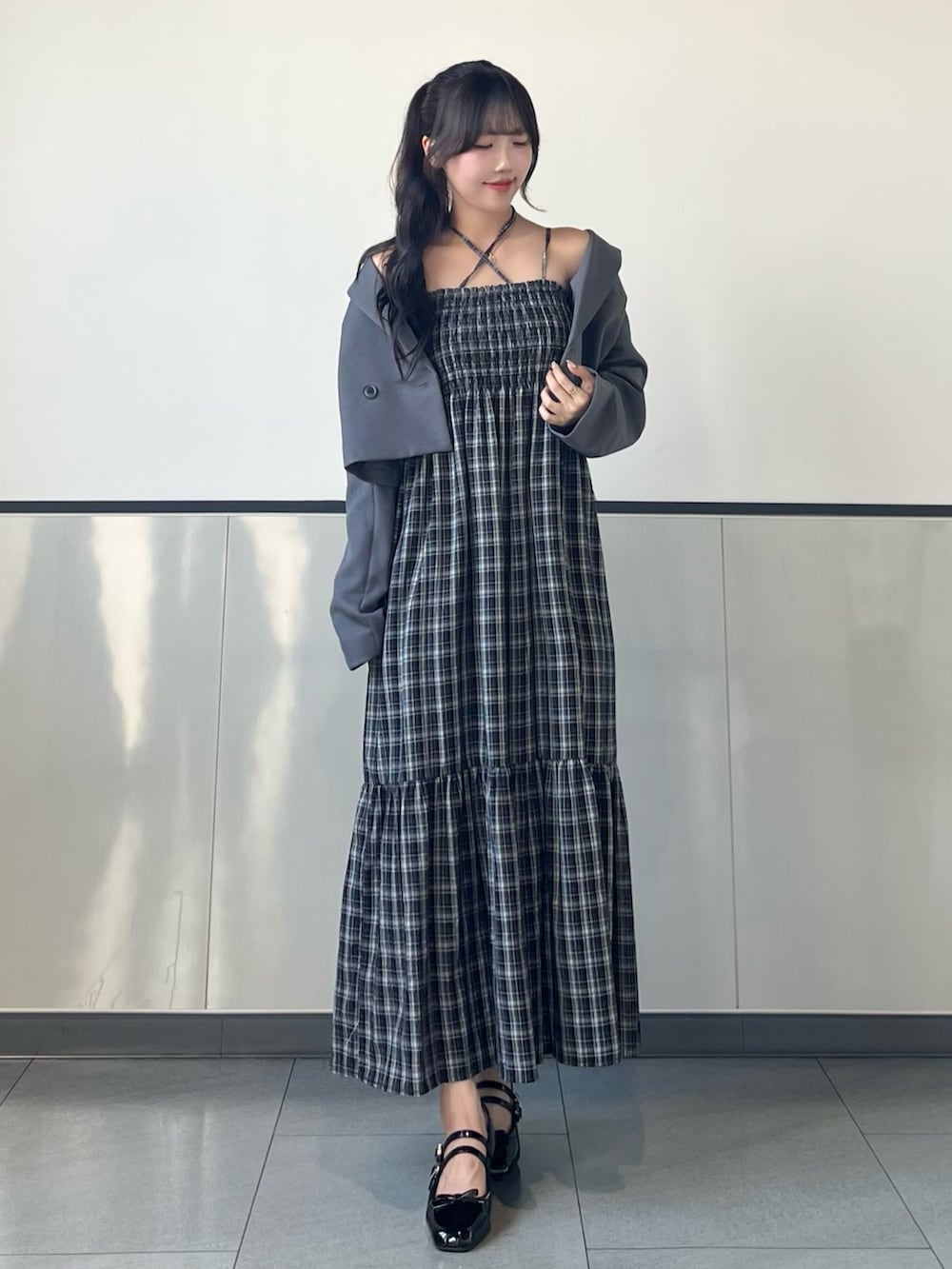 「INGNI、秋、女子会コーデ、デートコーデ、デート、秋冬コーデ、秋のコーデ、newarrival、モノトーンコーデ、大人女子、休日スタイル、チェック、ワンピース、お出かけコーデ、ジャケット」｜「INGNIのショートテーラード／ジャケット(セットアップ対応)（テーラードジャケット、グレー系）」を使った、manakaさん（骨格ストレート・レディース・160cm）の秋コーディネートの2枚目の写真