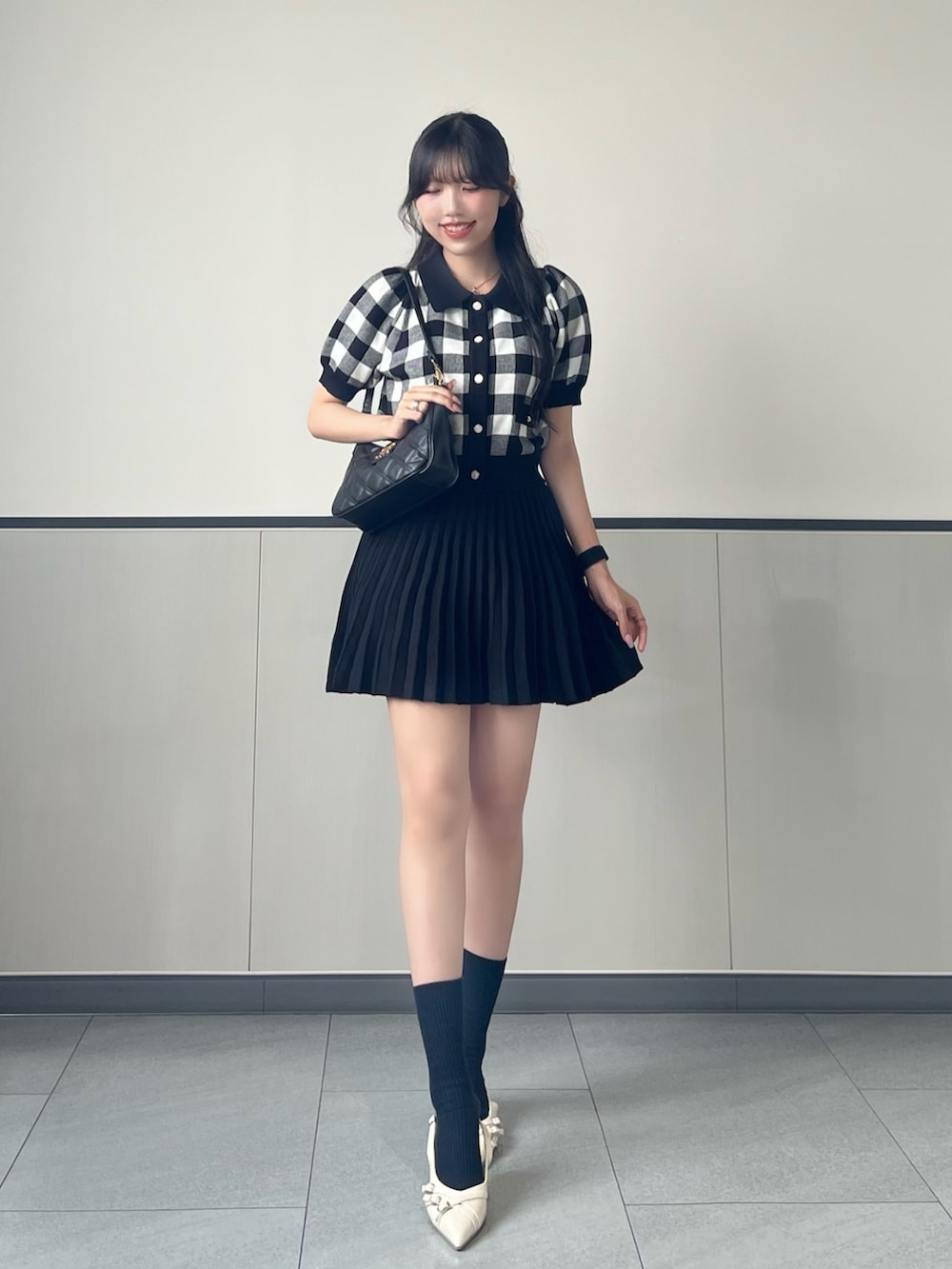 「INGNI、セットアップ、おしゃれさんと繋がりたい、大人ガーリー、お出かけコーデ、休日スタイル、ミニスカート、テーマパークコーデ、チェック柄、チェック、テーマパーク、ガーリー、ガーリーコーデ、モノトーン、モノトーンコーデ」｜「INGNIの襟付チェック柄半袖ニットカーディガン＋ミニスカパン／セットアップ（セットアップ、ブラック系）」を使った、manakaさん（骨格ストレート・レディース・160cm）の夏コーディネートの3枚目の写真