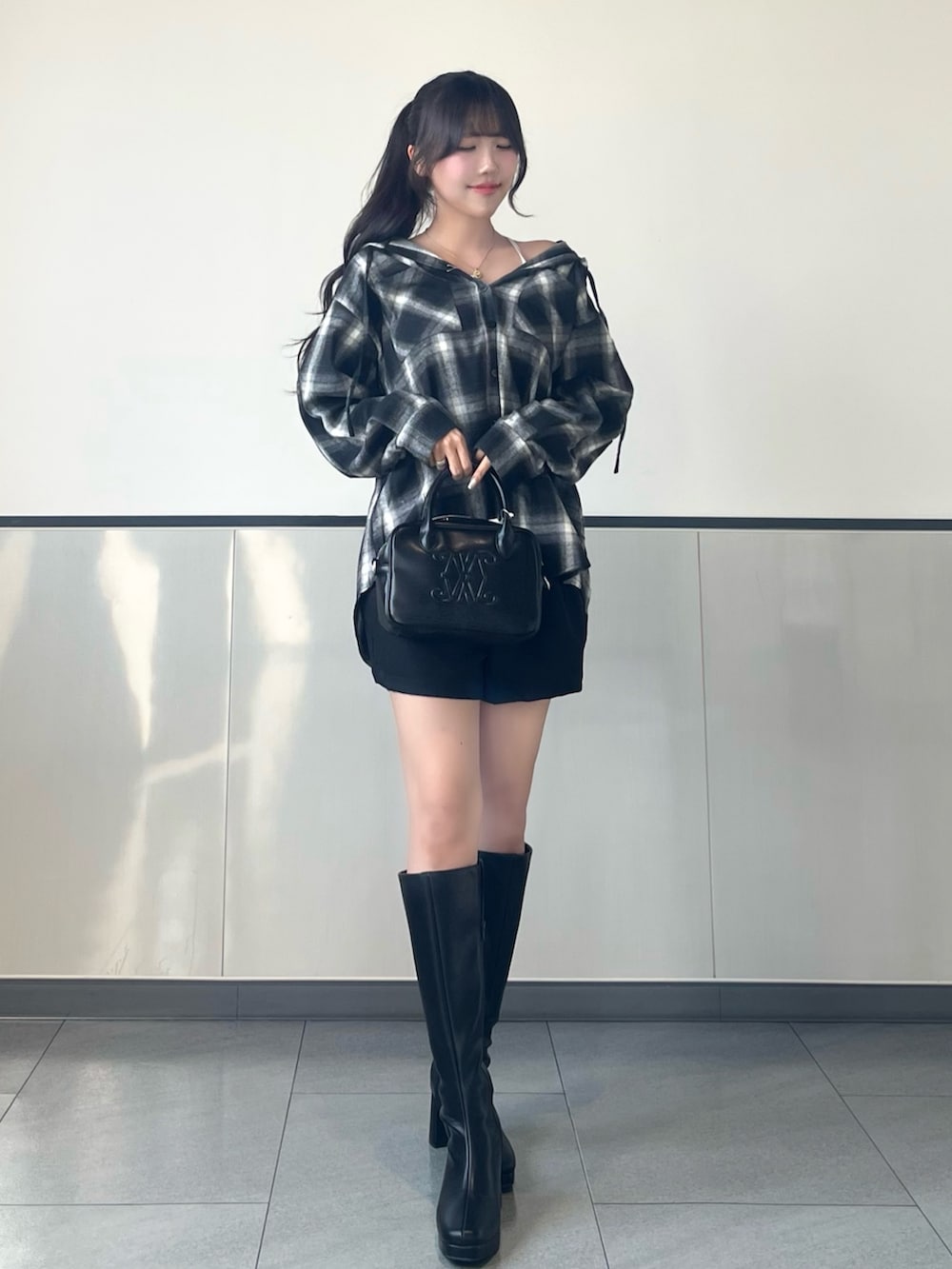 ブラック系のシャツ/ブラウス、ブラック系のハンドバッグ、ブラック系のその他パンツを着用したレディースの秋コーディネートの4枚目の写真