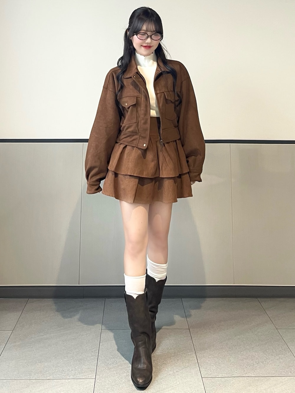 イエロー系のブルゾン、イエロー系のスカート、ホワイト系のニット/セーターを着用したレディースの秋コーディネートの2枚目の写真