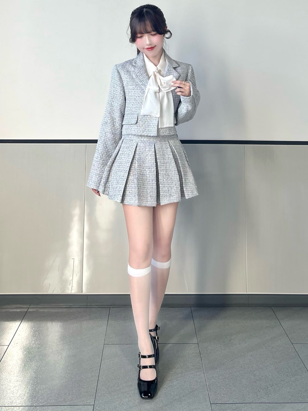 ホワイト系のテーラードジャケット、ホワイト系のスカート、ホワイト系のボストンバッグを着用したレディースの春コーディネートの3枚目の写真