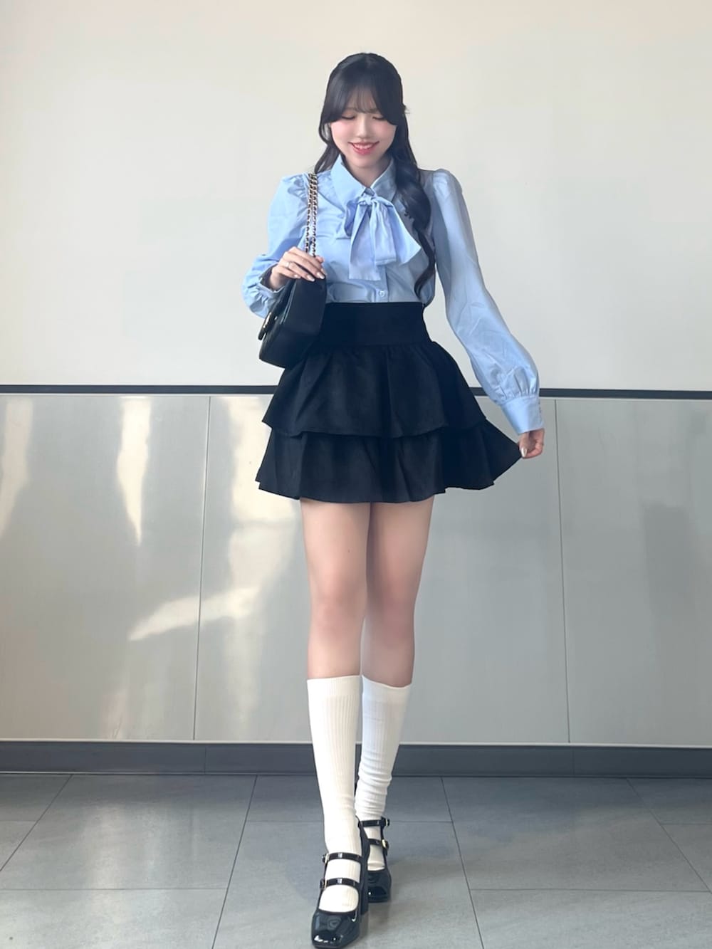 「INGNI、秋、キレイめ、おしゃれさんと繋がりたい、おでかけコーデ、オトナカワイイ、秋服、秋のコーデ、お出かけコーデ、秋服準備はじめました、シャツスタイル、ブラウス、ボウタイブラウス、リボン、ガーリー」｜「INGNIの胸刺繍ボウタイブラウス（シャツ/ブラウス、ブルー系）」を使った、manakaさん（骨格ストレート・レディース・160cm）の秋コーディネートの2枚目の写真