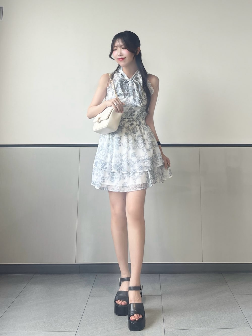 「INGNI、ワンホン、韓国ファッション、お洒落さんとつながりたい、ワンピースコーデ、フリル、きれいめコーデ、ショルダーバッグ、レディースファッション、夏コーデ、アメスリ、キレイめ、キレイめコーデ、フェミニン、花柄ワンピース」｜「INGNIの2Wayリボンアメスリフリルミニワンピース（ワンピース、ホワイト系）」を使った、manakaさん（骨格ストレート・レディース・160cm）の夏コーディネートの2枚目の写真