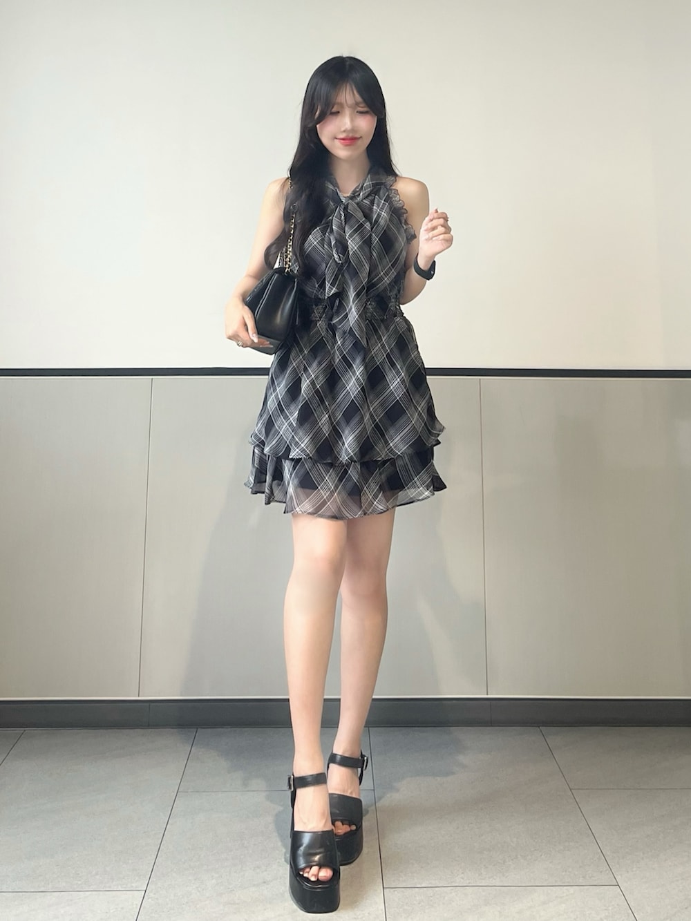 「INGNI、ブラック、大人ガーリー、今日のコーデ、ワントーンコーデ、スカートコーデ、きれいめコーデ、ワンピーススタイル、大人女子、デートコーデ、アメスリ、ノースリーブ、ノースリーブワンピース、綺麗めコーデ、フェミニン」｜「INGNIの2Wayリボンアメスリフリルミニワンピース（ワンピース、ブラック系）」を使った、manakaさん（骨格ストレート・レディース・160cm）の夏コーディネートの3枚目の写真