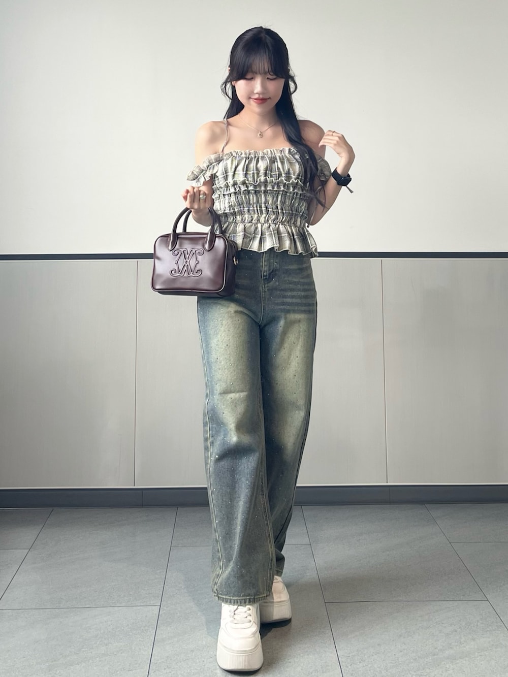 「INGNI、デニム、ブラウンコーデ、大人女子、大人かわいい、パンツコーデ、お出かけコーデ、大人コーデ、大人カジュアルコーデ、休日スタイル、ブラウン、秋色、ベージュ、シンプルコーデ、きれいめカジュアル」｜「INGNIの2Wayフリルチェック柄キャミブラウス(セットアップ対応)（シャツ/ブラウス、ホワイト系）」を使った、manakaさん（骨格ストレート・レディース・160cm）の夏コーディネートの2枚目の写真
