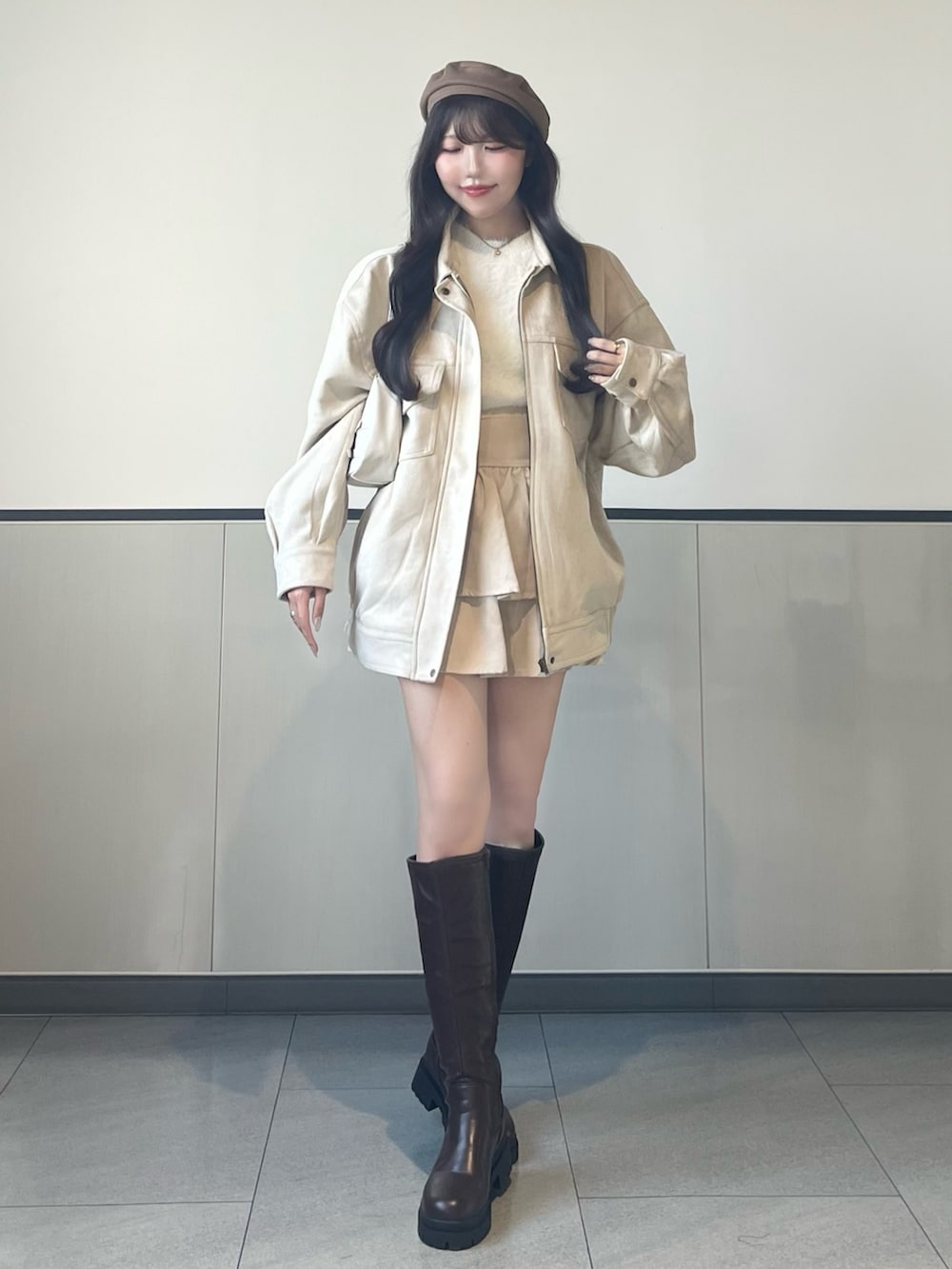 「INGNI、ベレー帽、ベージュ、ロングブーツ、スエード、ボリューム袖、最旬ブラウンコーデ、お出かけコーデ、秋冬コーデ、着回しコーデ、大人かわいい、オトナ女子、大人女子、ショルダーバッグ、秋服準備はじめました」｜「INGNIのフェイクスエードフリルスカパン（スカート、ホワイト系）」を使った、manakaさん（骨格ストレート・レディース・160cm）の秋コーディネートの2枚目の写真