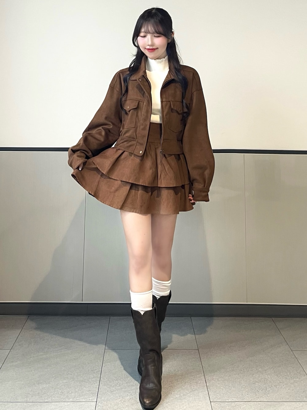 イエロー系のブルゾン、イエロー系のスカート、ホワイト系のニット/セーターを着用したレディースの秋コーディネートの3枚目の写真