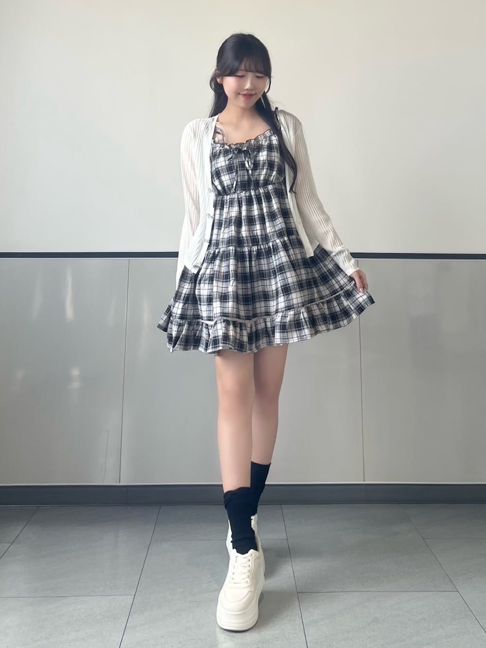 「INGNI、ガーリー、チェック、キャミワンピ、キャミワンピース、スニーカー、プチプラ、フェススタイル、モノトーン、テーマパークコーデ、休日スタイル、カーディガン、カーディガンコーデ、厚底シューズ、夏服」｜「INGNIのリボンボタンシアーニットカーディガン（カーディガン/ボレロ、ホワイト系）」を使った、manakaさん（骨格ストレート・レディース・160cm）の夏コーディネートの2枚目の写真