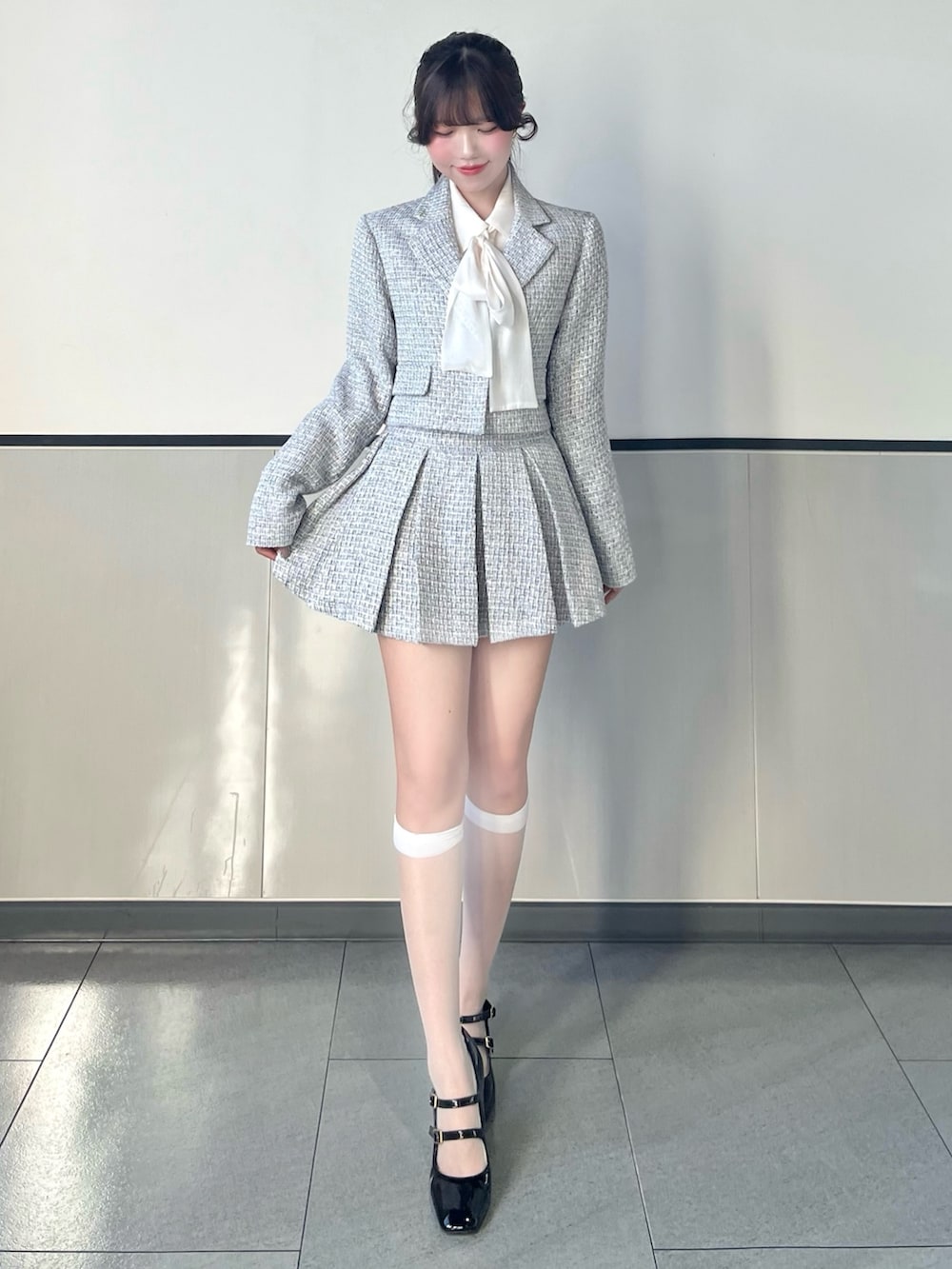 ホワイト系のテーラードジャケット、ホワイト系のスカート、ホワイト系のボストンバッグを着用したレディースの春コーディネートの2枚目の写真