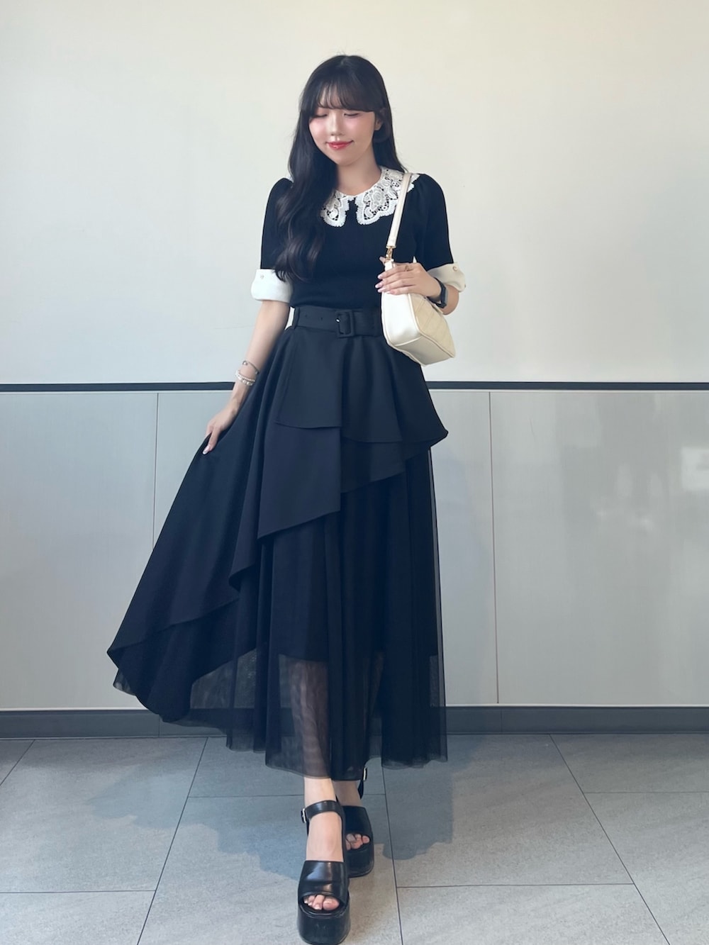 「INGNI、レース、レーストップス、ブラック、きれいめコーデ、大人コーデ、休日スタイル、ショルダーバッグ、ブラックコーデ、プチプラ、ロングスカート、モノトーン、フェミニン、フェミニンコーデ、クラシカル」｜「INGNIのレース襟ニット（ニット/セーター、ブラック系）」を使った、manakaさん（骨格ストレート・レディース・160cm）の夏コーディネートの2枚目の写真