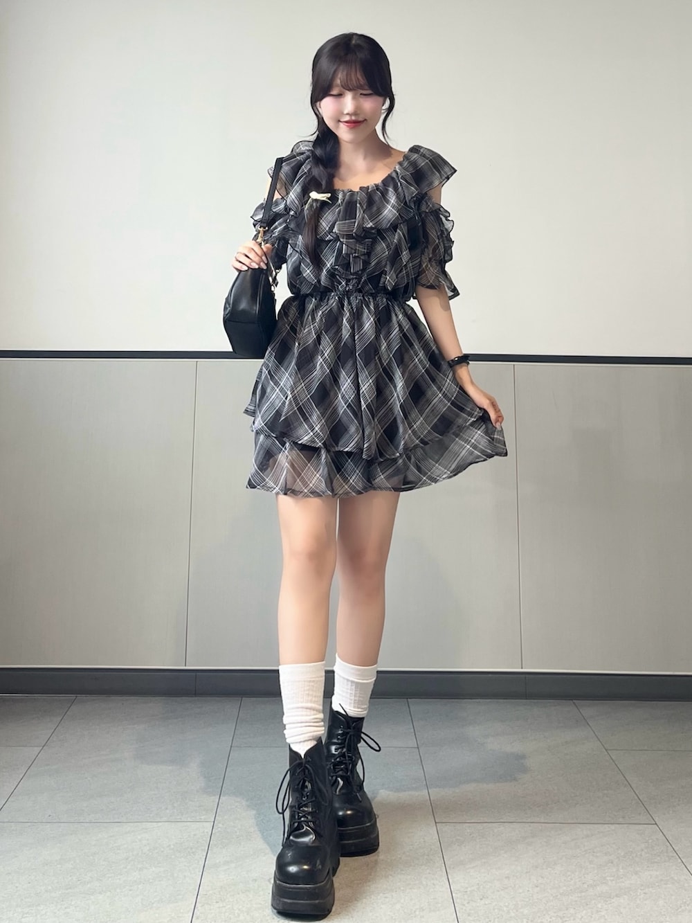 「INGNI、いいね、save、フォローお願いします🤑、秋服準備はじめました、ワントーンコーデ、オトナカワイイ、プチプラ、お出かけコーデ、モノトーン、デートコーデ、テーマパークコーデ、休日スタイル、ワンピース、ワンピースコーデ、チェック、チェックワンピース」｜「INGNIの肩開きフリルミニワンピース（ワンピース、ブラック系）」を使った、manakaさん（骨格ストレート・レディース・160cm）の夏コーディネートの2枚目の写真