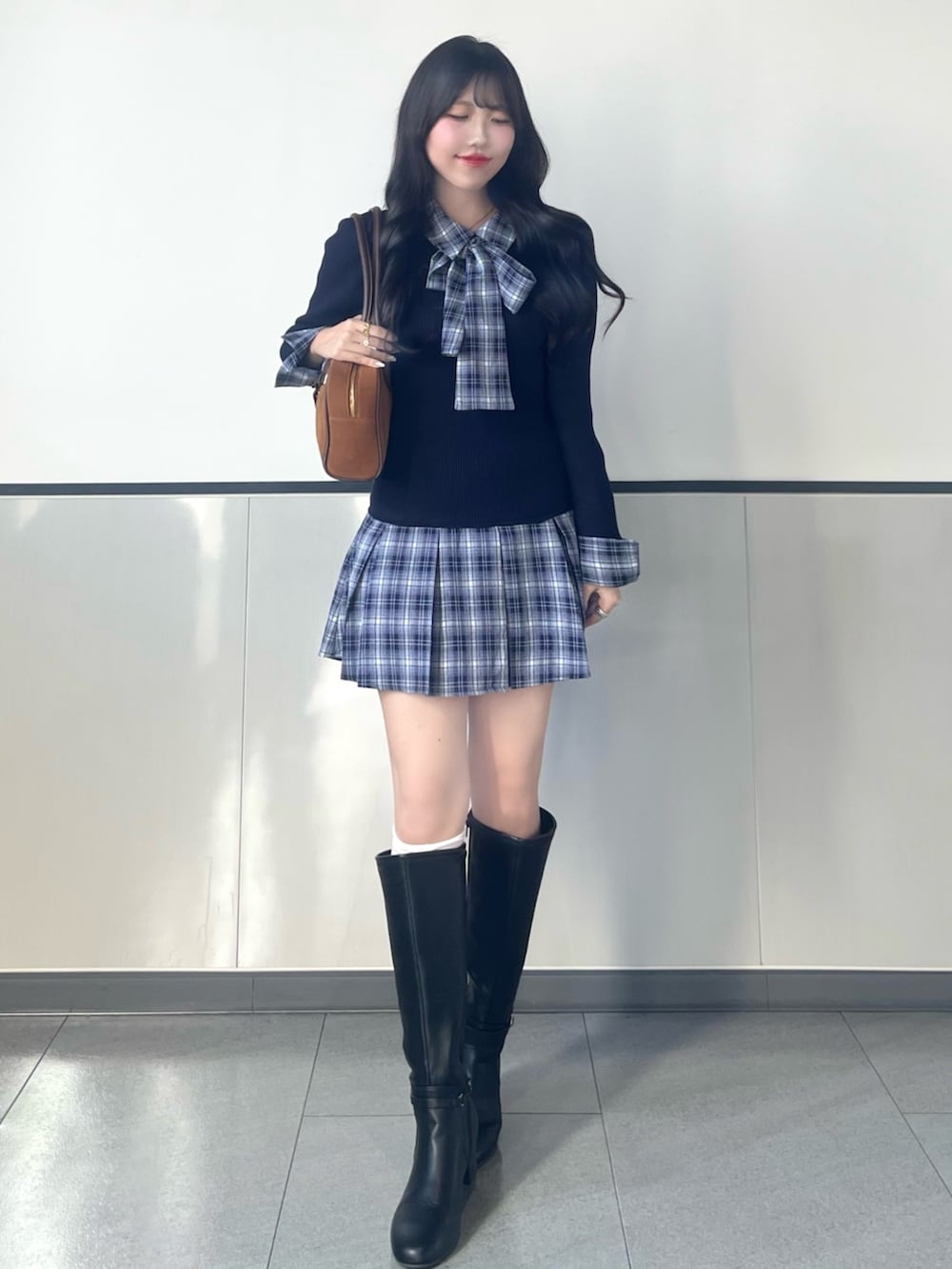 ブルー系のワンピース、ブラック系のブーツを着用したレディースの秋コーディネートの3枚目の写真