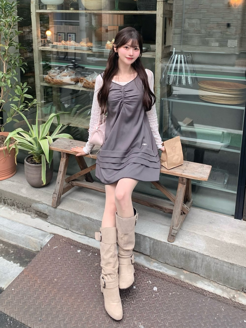 ホワイト系のトップス、グレー系のワンピース/ドレス、ピンク系のショルダーバッグを着用したレディースの春コーディネートの2枚目の写真