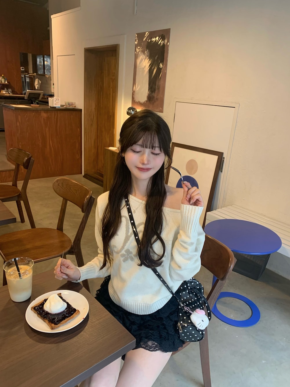 その他のニット/セーター、ブラック系のパンツ、ブラック系のバッグを着用したレディースの春コーディネートの2枚目の写真