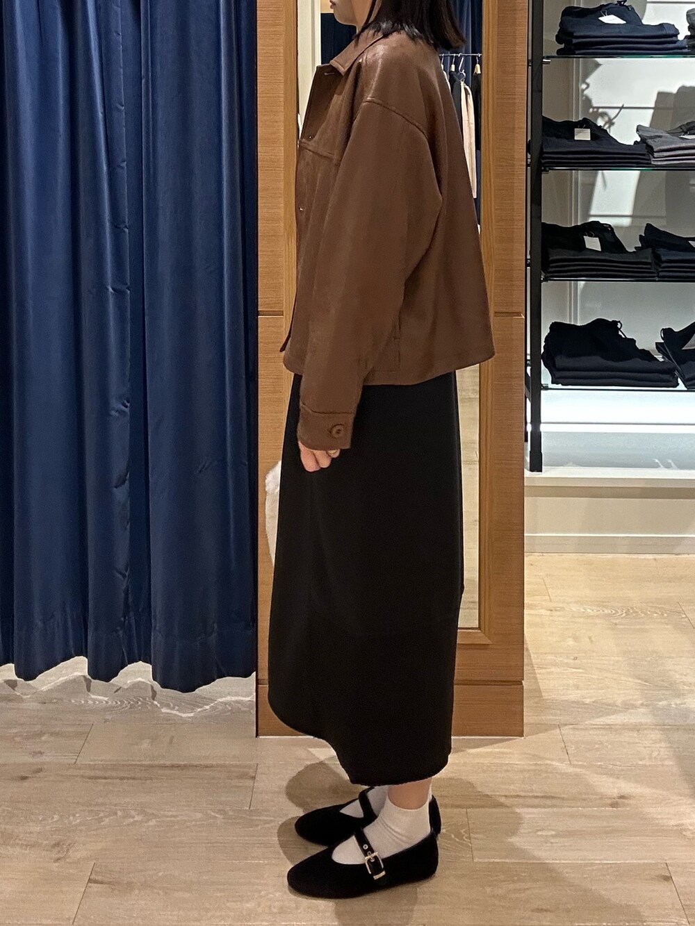 ブラウン系のニット/セーター、イエロー系のブルゾン、ホワイト系のトートバッグを着用したレディースの秋コーディネートの4枚目の写真