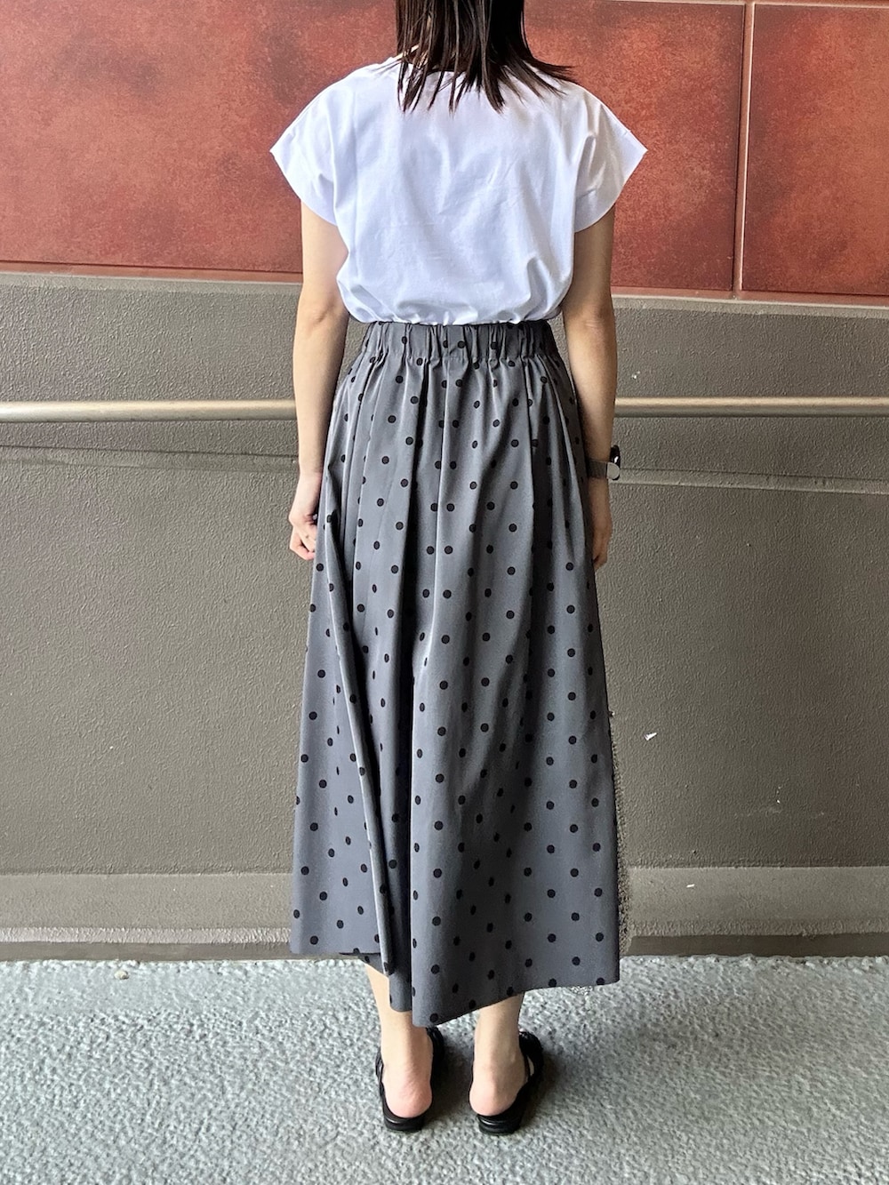 「ロゴT、Tシャツ、ドット、ドットスカート、リバーシブルスカート、リバーシブル、春コーデ、夏コーデ、ノーリーズ」｜「MICO COULIERの《接触冷感》《吸水速乾》DRY COTTON ラメプリントノースリーブTシャツ（Tシャツ/カットソー、ホワイト系）」を使った、maruさん（レディース・156cm）の春コーディネートの3枚目の写真