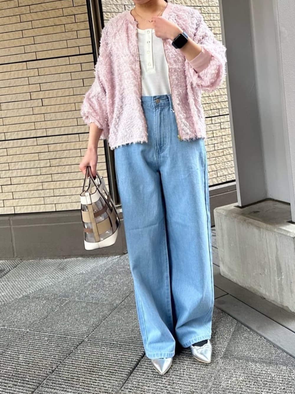 「春色、デニムパンツ、ノーリーズ」｜「MICO COULIERのラッセル編ヘンリー2WAYネックタンク（Tシャツ/カットソー、ホワイト系）」を使った、maruさん（骨格ウェーブ・レディース・156cm）の春コーディネートの5枚目の写真