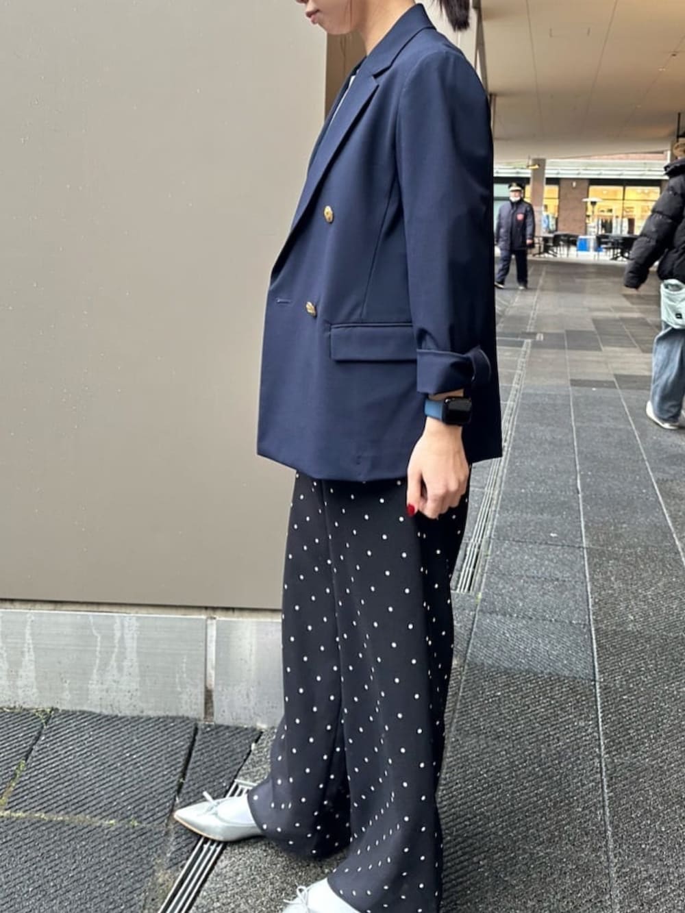 「ジャケット、ボーダートップス、ドットパンツ、ノーリーズ」｜「MICO COULIERのラメボーダーロゴT（Tシャツ/カットソー、ブルー系）」を使った、maruさん（レディース・156cm）の春コーディネートの3枚目の写真