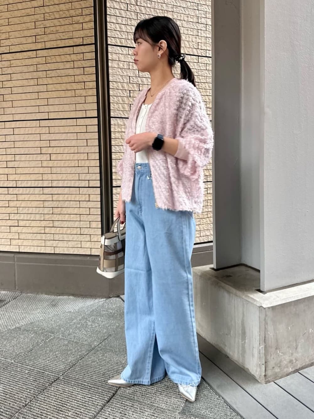 「春色、デニムパンツ、ノーリーズ」｜「MICO COULIERのラッセル編ヘンリー2WAYネックタンク（Tシャツ/カットソー、ホワイト系）」を使った、maruさん（骨格ウェーブ・レディース・156cm）の春コーディネートの2枚目の写真