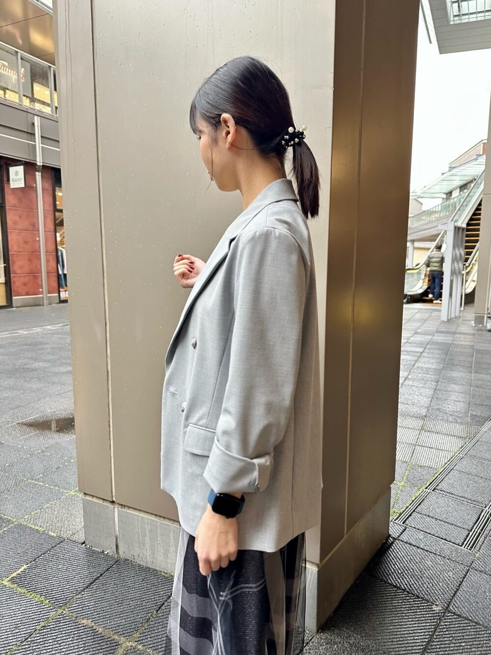 「ジャケット、チュールスカート、ノーリーズ」｜「MICO COULIERのマイクロチュールブラウス（Tシャツ/カットソー、グリーン系）」を使った、maruさん（レディース・156cm）の春コーディネートの3枚目の写真