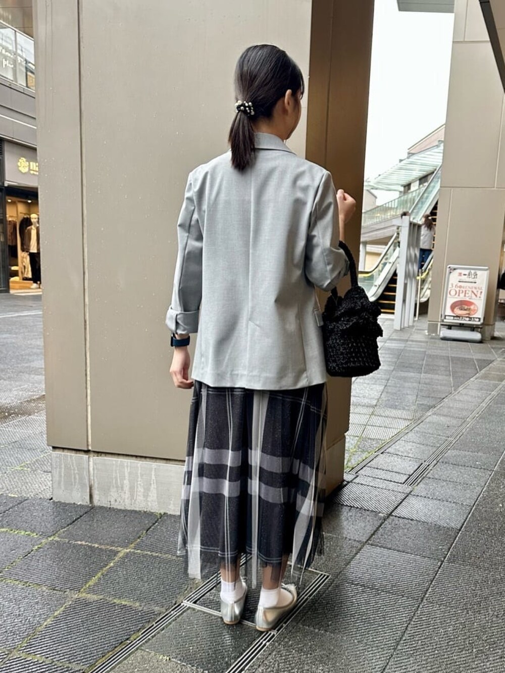「ジャケット、チュールスカート、ノーリーズ」｜「MICO COULIERのマイクロチュールブラウス（Tシャツ/カットソー、グリーン系）」を使った、maruさん（レディース・156cm）の春コーディネートの5枚目の写真