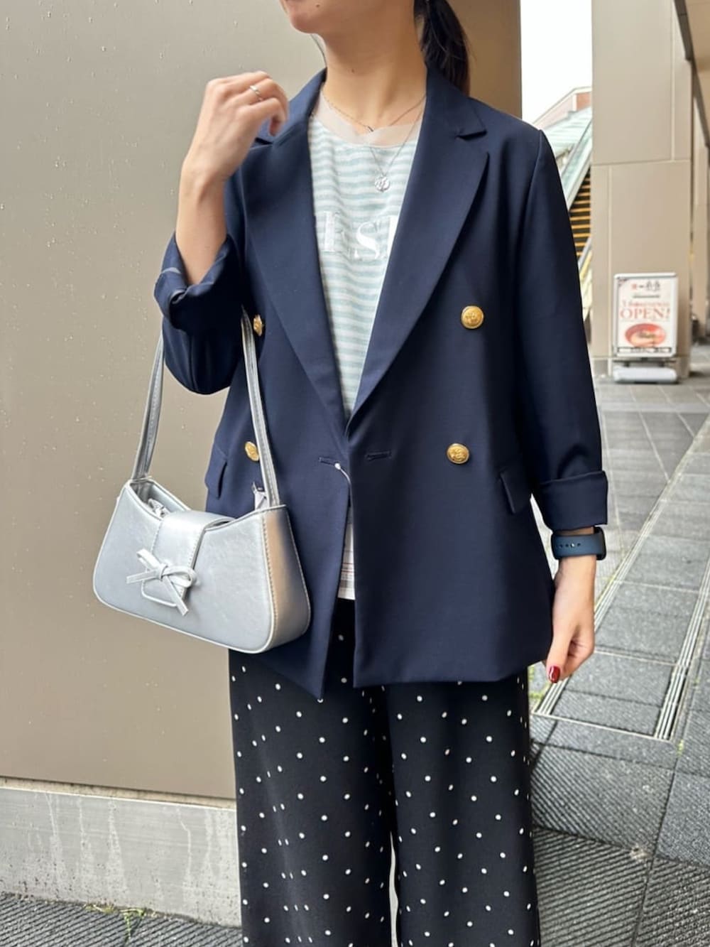 「ジャケット、ボーダートップス、ドットパンツ、ノーリーズ」｜「MICO COULIERのラメボーダーロゴT（Tシャツ/カットソー、ブルー系）」を使った、maruさん（レディース・156cm）の春コーディネートの2枚目の写真