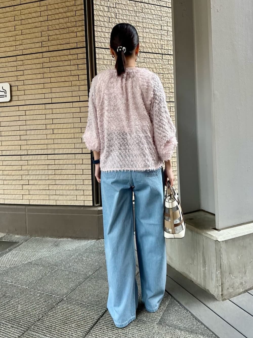 「春色、デニムパンツ、ノーリーズ」｜「MICO COULIERのラッセル編ヘンリー2WAYネックタンク（Tシャツ/カットソー、ホワイト系）」を使った、maruさん（骨格ウェーブ・レディース・156cm）の春コーディネートの3枚目の写真