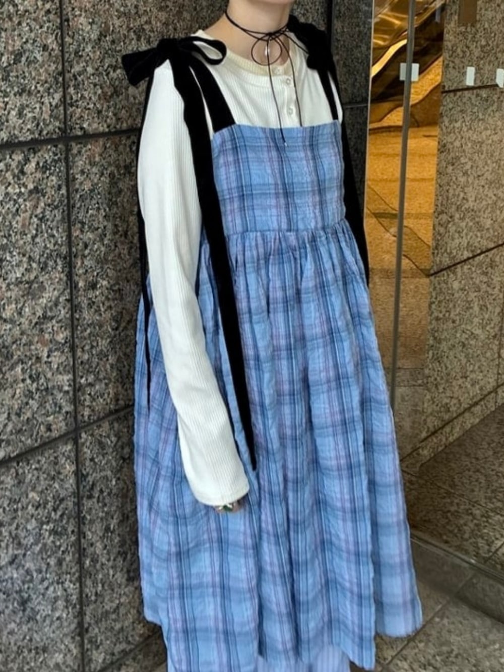 ブルー系のワンピース、その他のその他パンツを着用したレディースの夏コーディネートの2枚目の写真