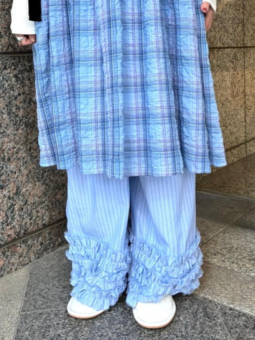 ブルー系のワンピース、その他のその他パンツを着用したレディースの夏コーディネートの3枚目の写真