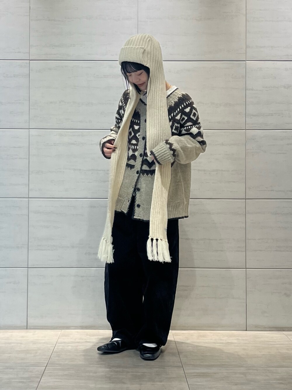 ホワイト系のニットキャップ/ビーニー、グレー系のニットキャップ/ビーニー、ブラウン系のニットキャップ/ビーニーを着用したレディースの冬コーディネートの2枚目の写真