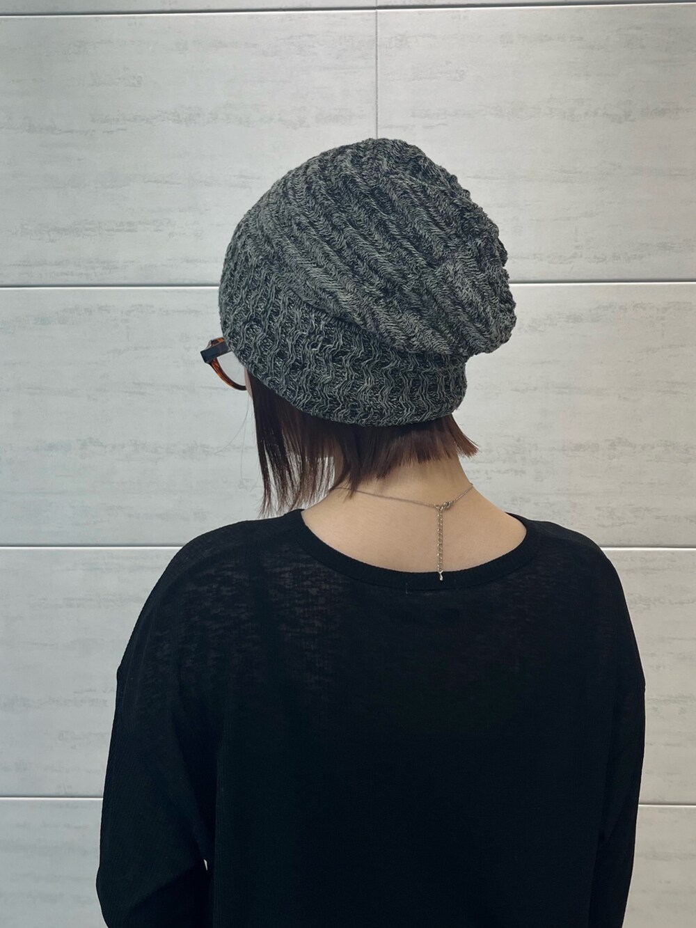 グレー系のニットキャップ/ビーニーを着用したレディースの春コーディネートの2枚目の写真