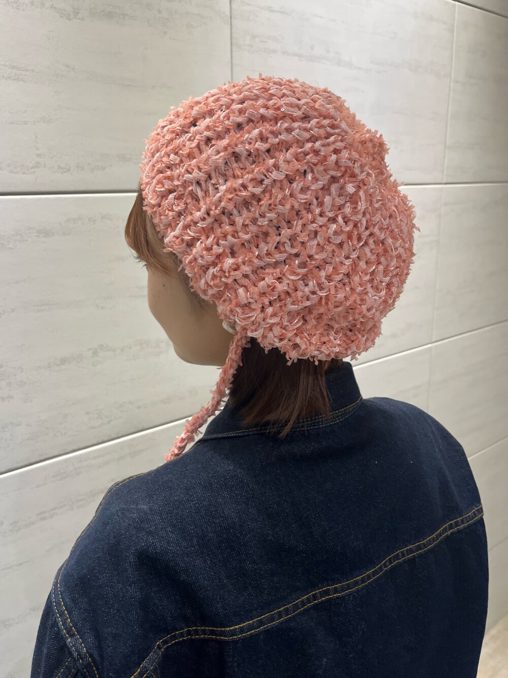 「OVERRIDEのOVERRIDE x pan TWINKLE CLOCHE / オーバーライド（ニットキャップ/ビーニー、ピンク系）」を使った、Tamaさん（レディース・152cm）の春コーディネートの3枚目の写真