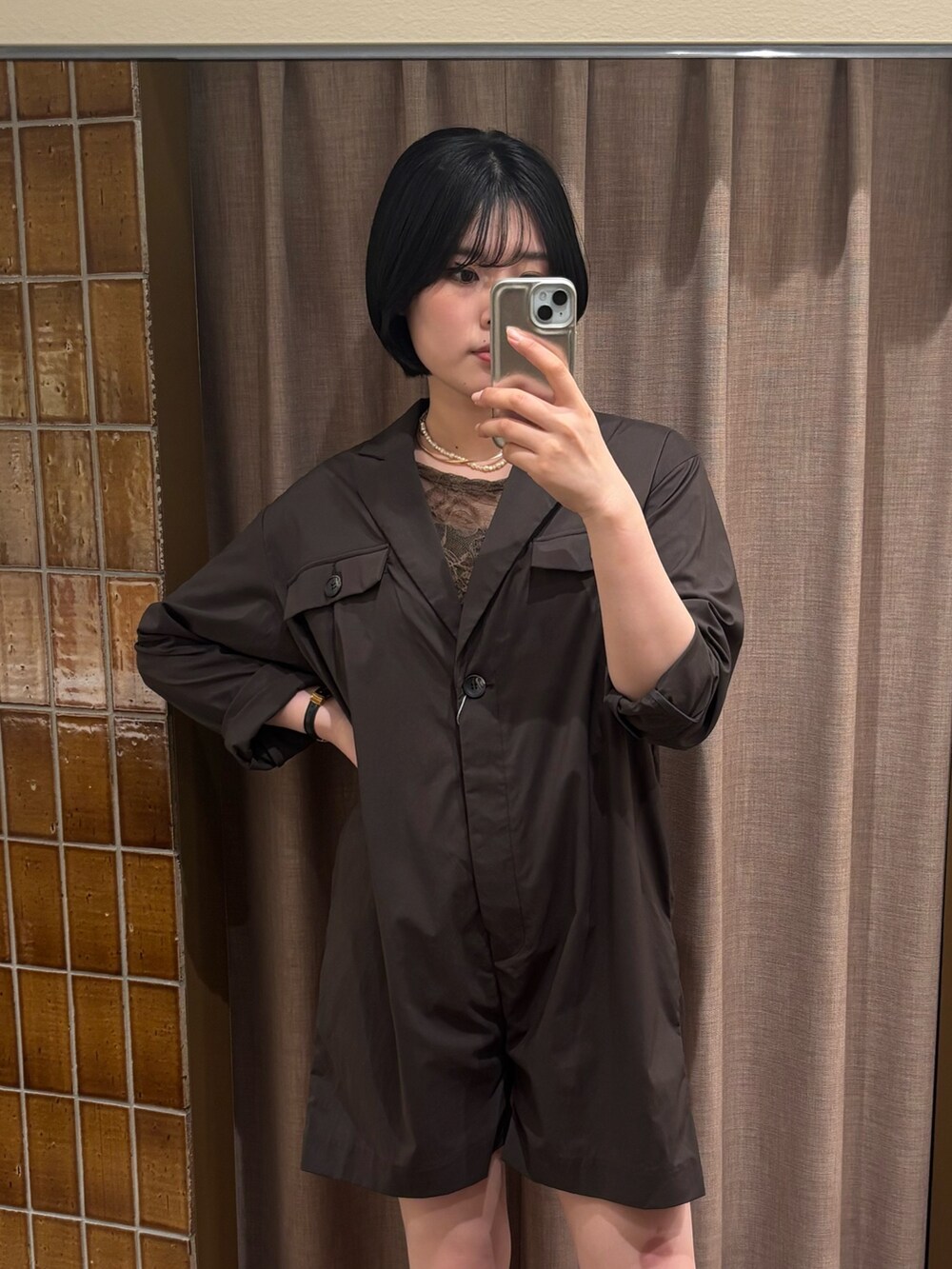 グレー系のサロペット/オーバーオール、グリーン系のTシャツ/カットソーを着用したレディースの夏コーディネートの2枚目の写真