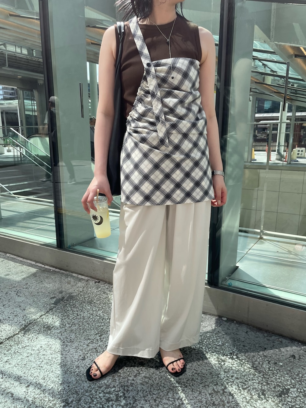 ホワイト系のその他パンツ、ホワイト系のシャツ/ブラウス、ブラウン系のTシャツ/カットソーを着用したレディースの夏コーディネートの3枚目の写真