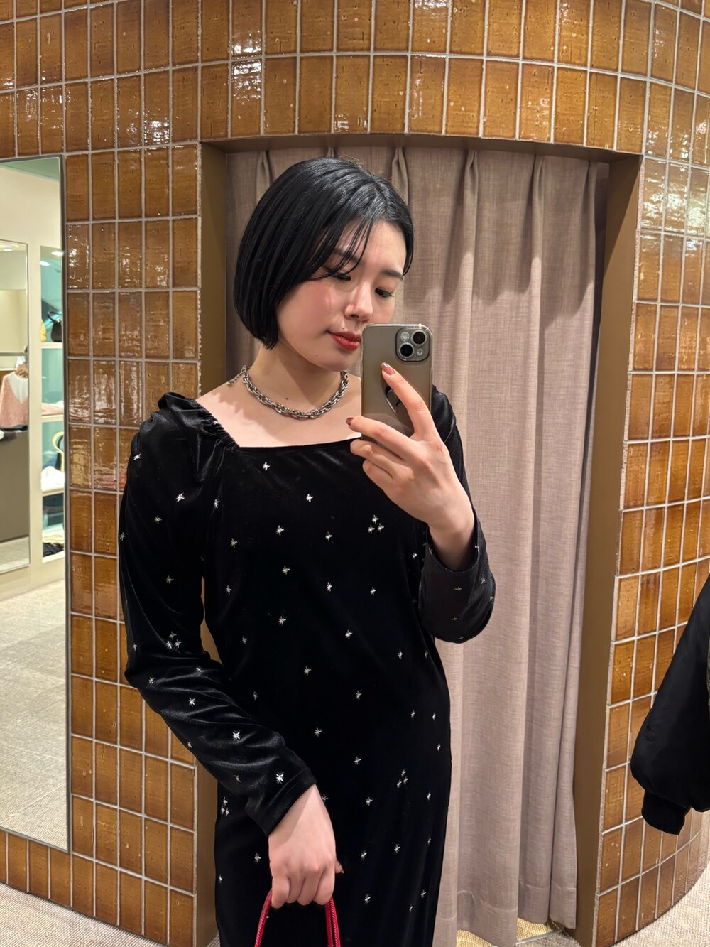 ブラック系のワンピース、ブラック系のブーツを着用したレディースの冬コーディネートの2枚目の写真