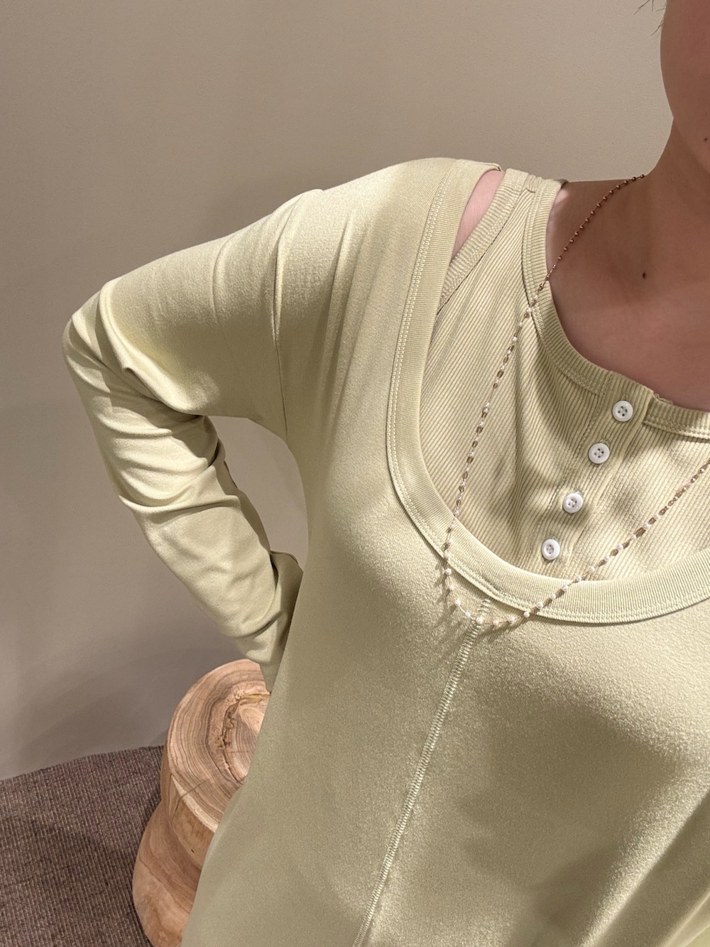 ホワイト系のブルゾン、グリーン系のワンピース、シルバー系のトートバッグを着用したレディースの春コーディネートの3枚目の写真