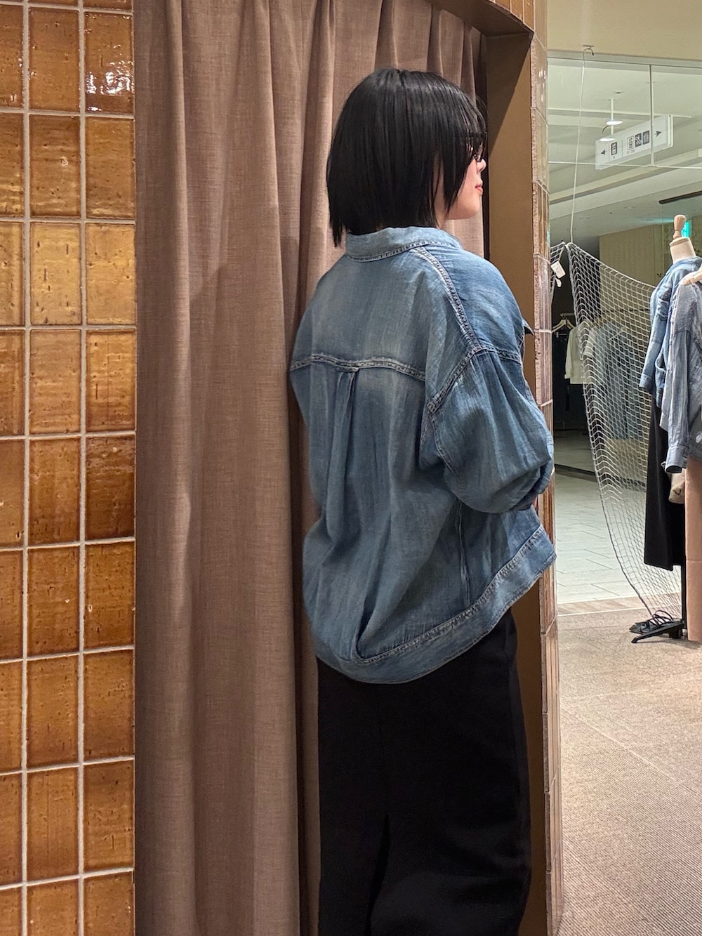 ブルー系のシャツ/ブラウス、ブラック系のワンピースを着用したレディースの春コーディネートの4枚目の写真