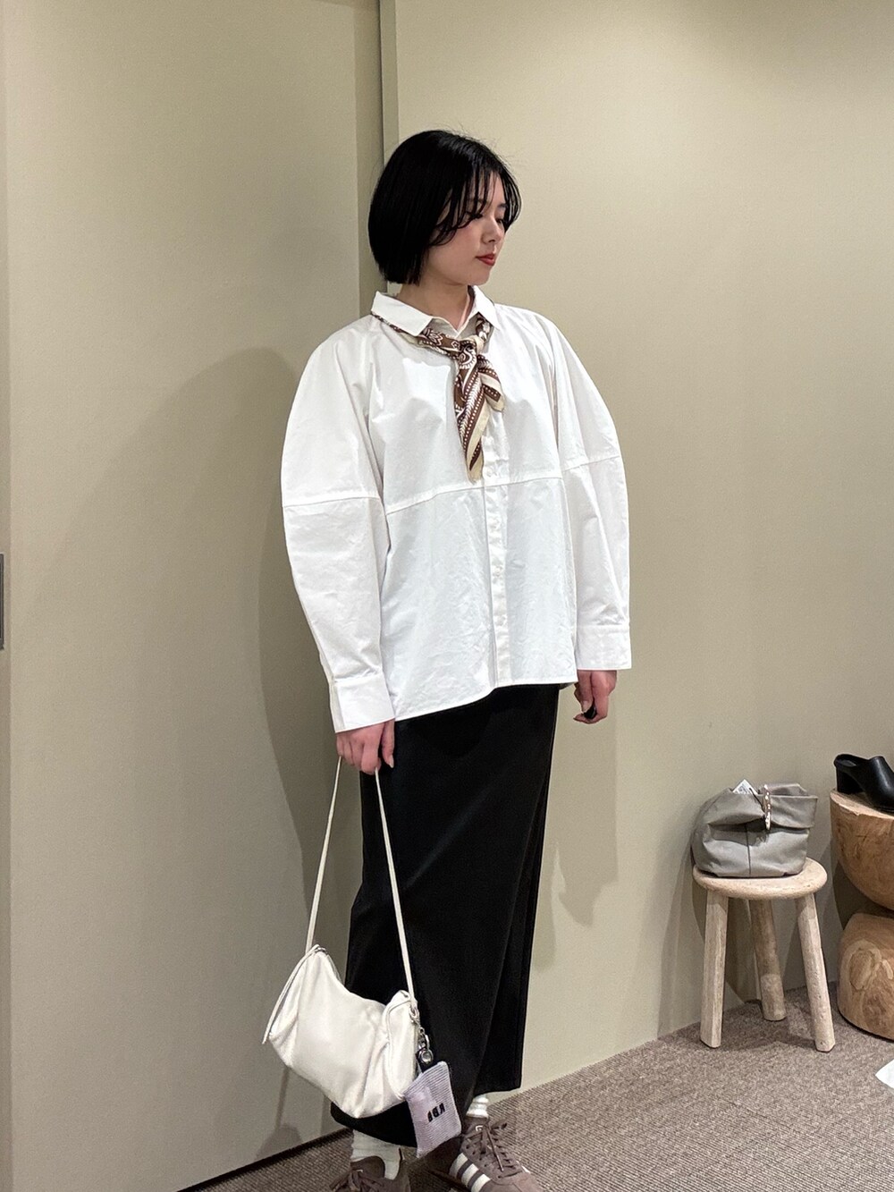 ホワイト系のシャツ/ブラウス、ブラック系のスカート、ブラウン系のバンダナ/スカーフを着用したレディースの冬コーディネートの2枚目の写真