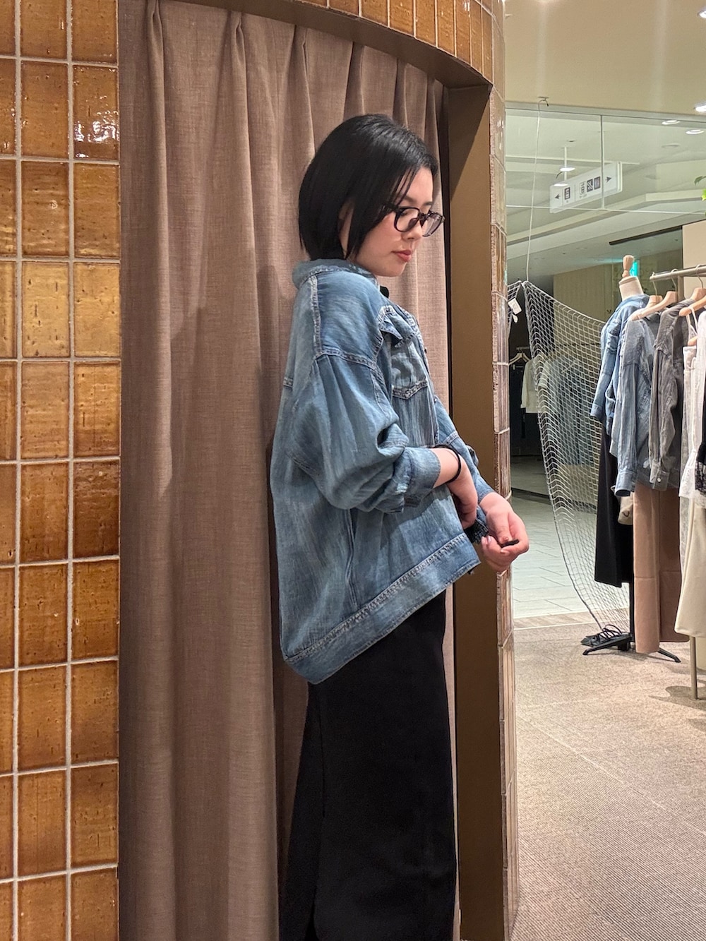 ブルー系のシャツ/ブラウス、ブラック系のワンピースを着用したレディースの春コーディネートの3枚目の写真