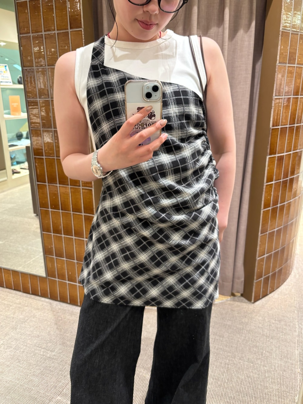 ブラック系のシャツ/ブラウス、ホワイト系のTシャツ/カットソー、ブラウン系のショルダーバッグを着用したレディースの夏コーディネートの4枚目の写真
