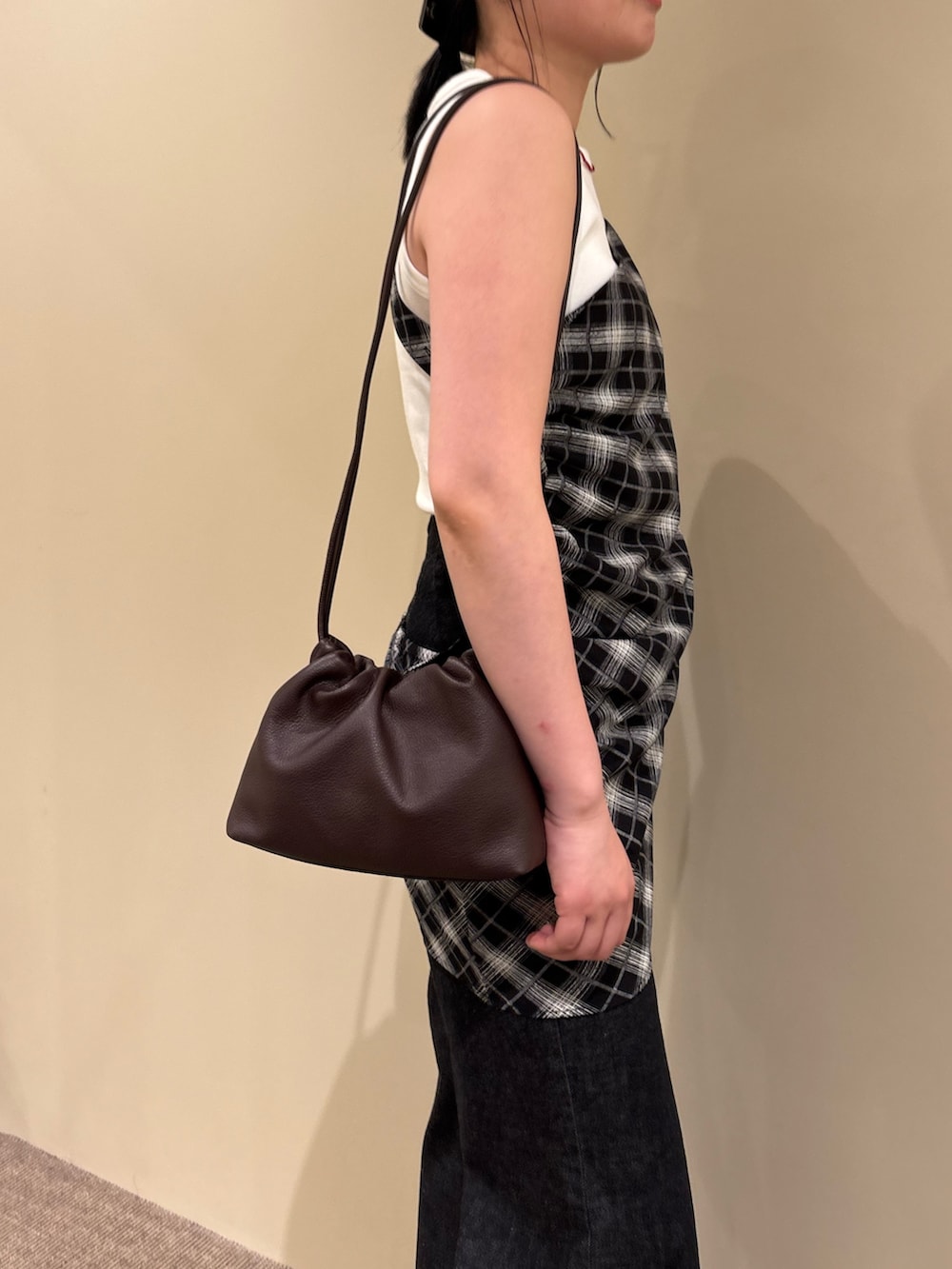 ブラック系のシャツ/ブラウス、ホワイト系のTシャツ/カットソー、ブラウン系のショルダーバッグを着用したレディースの夏コーディネートの2枚目の写真
