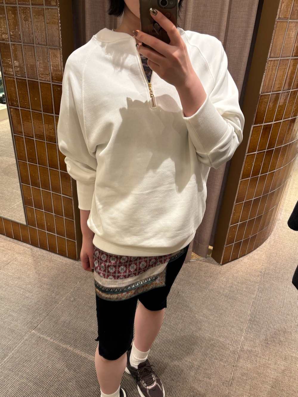 ホワイト系のスウェット、ブラウン系のバンダナ/スカーフを着用したレディースの冬コーディネートの2枚目の写真