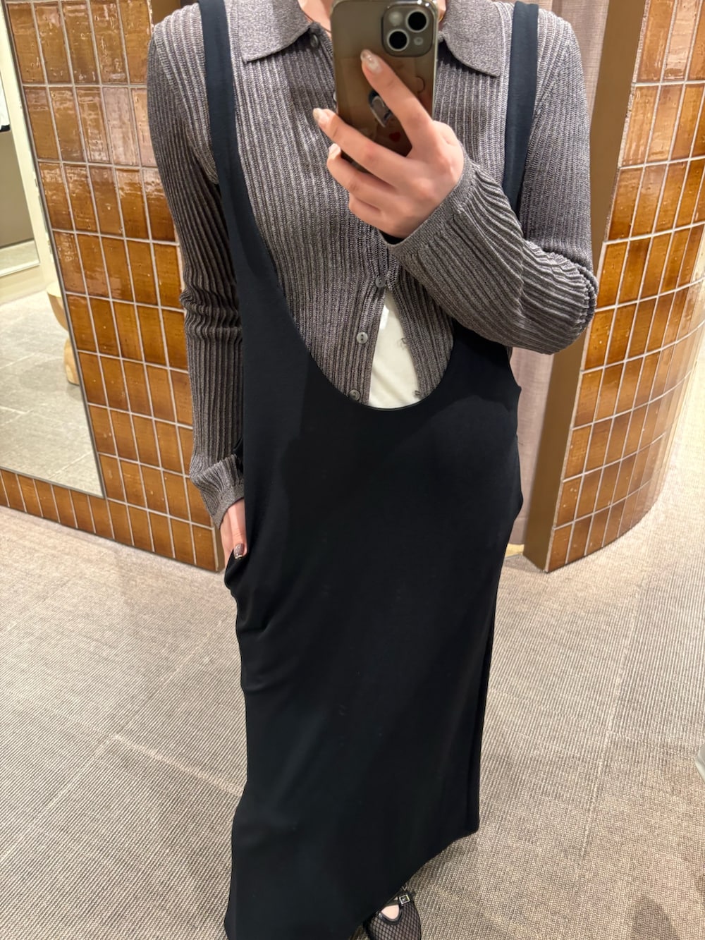 グレー系のカーディガン/ボレロ、ブラック系のワンピース、ブラック系のハンドバッグを着用したレディースの春コーディネートの2枚目の写真