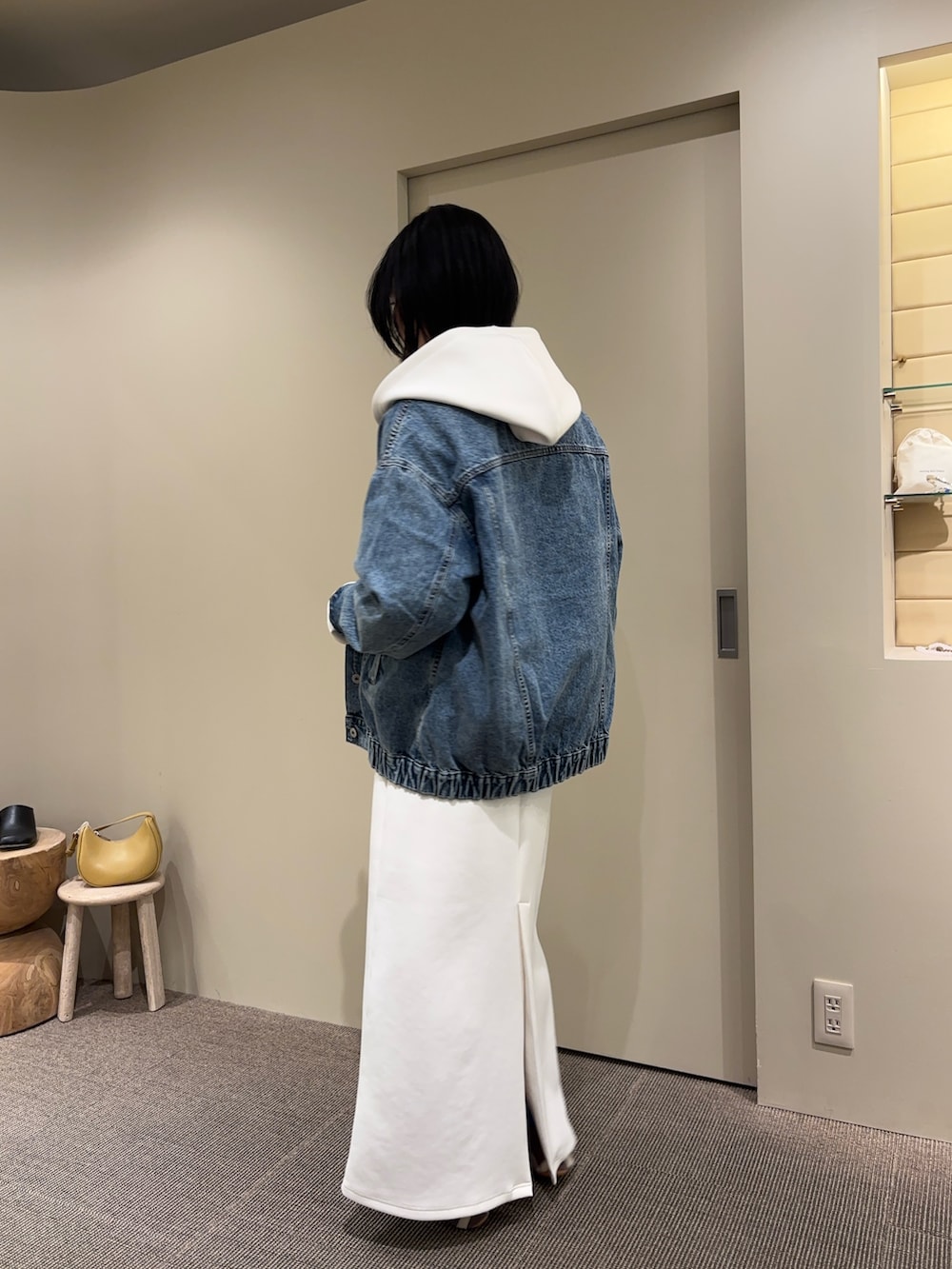 ホワイト系のパーカー、ホワイト系のニット/セーター、ホワイト系のスカートを着用したレディースの春コーディネートの2枚目の写真