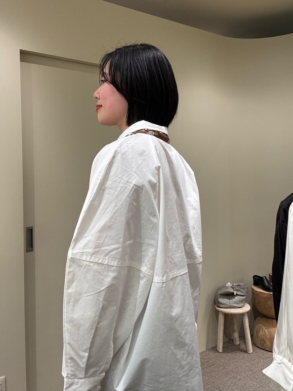 ホワイト系のシャツ/ブラウス、ブラック系のスカート、ブラウン系のバンダナ/スカーフを着用したレディースの冬コーディネートの3枚目の写真