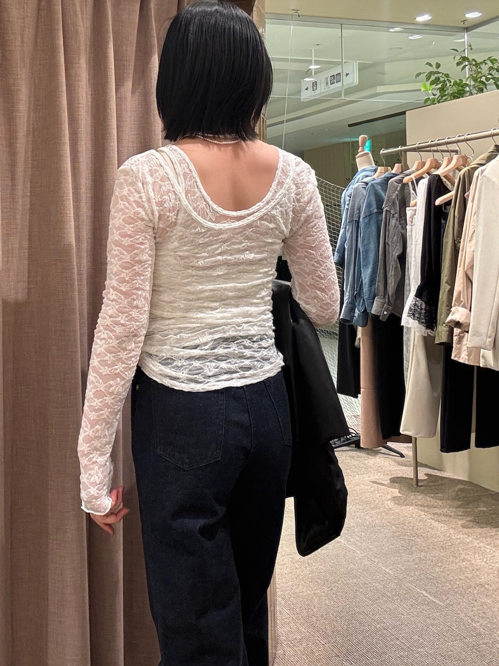 ホワイト系のTシャツ/カットソー、ブラック系のテーラードジャケット、ブルー系のデニムパンツを着用したレディースの春コーディネートの2枚目の写真