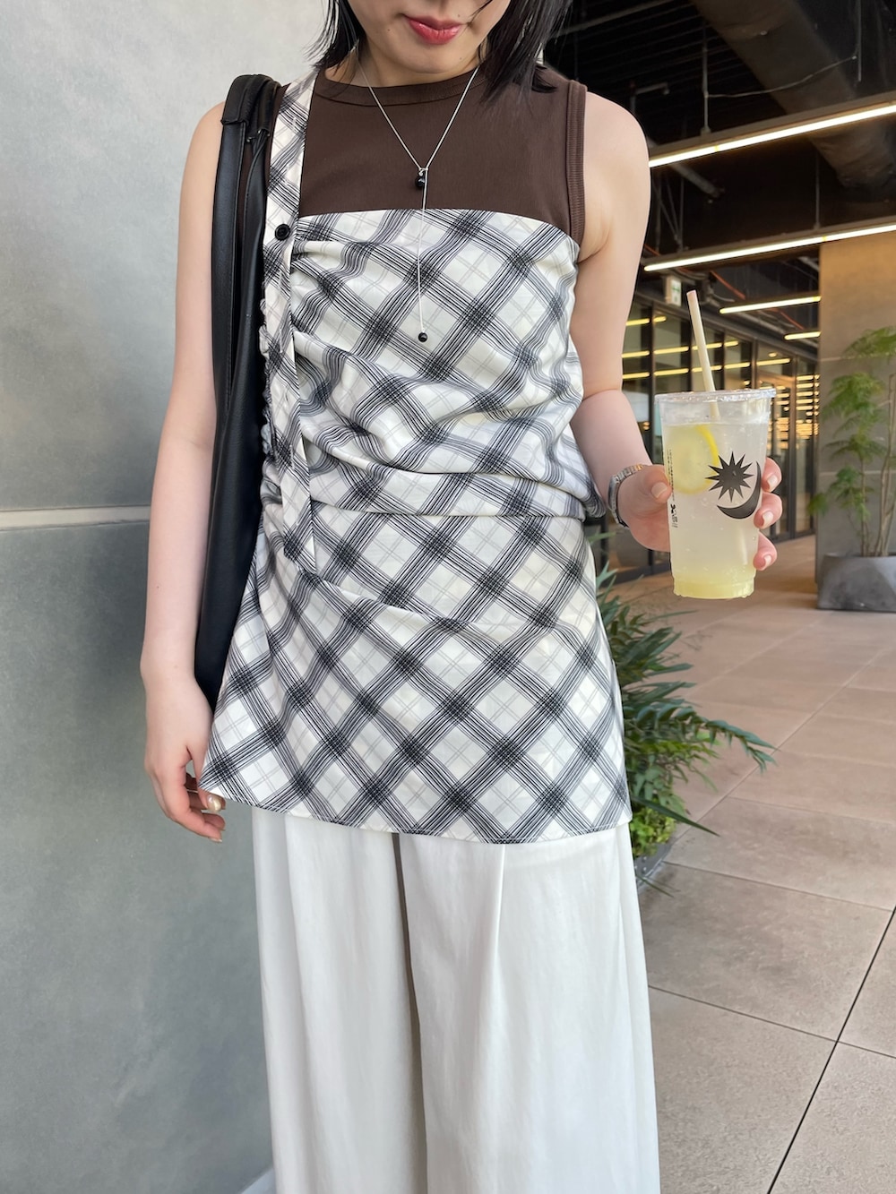 ホワイト系のその他パンツ、ホワイト系のシャツ/ブラウス、ブラウン系のTシャツ/カットソーを着用したレディースの夏コーディネートの2枚目の写真