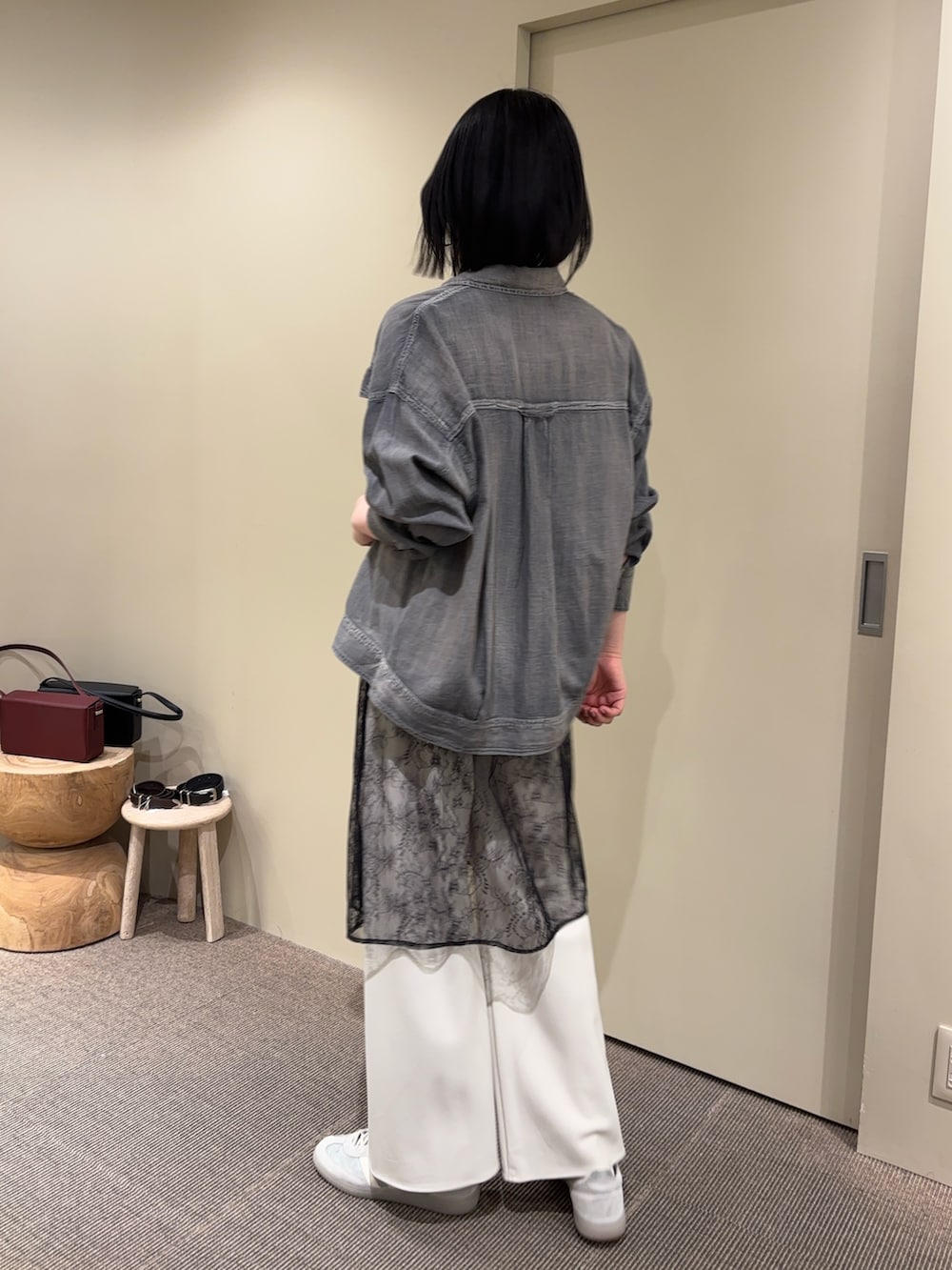 グレー系のシャツ/ブラウス、ブラック系のチュニック、グレー系のその他パンツを着用したレディースの春コーディネートの3枚目の写真