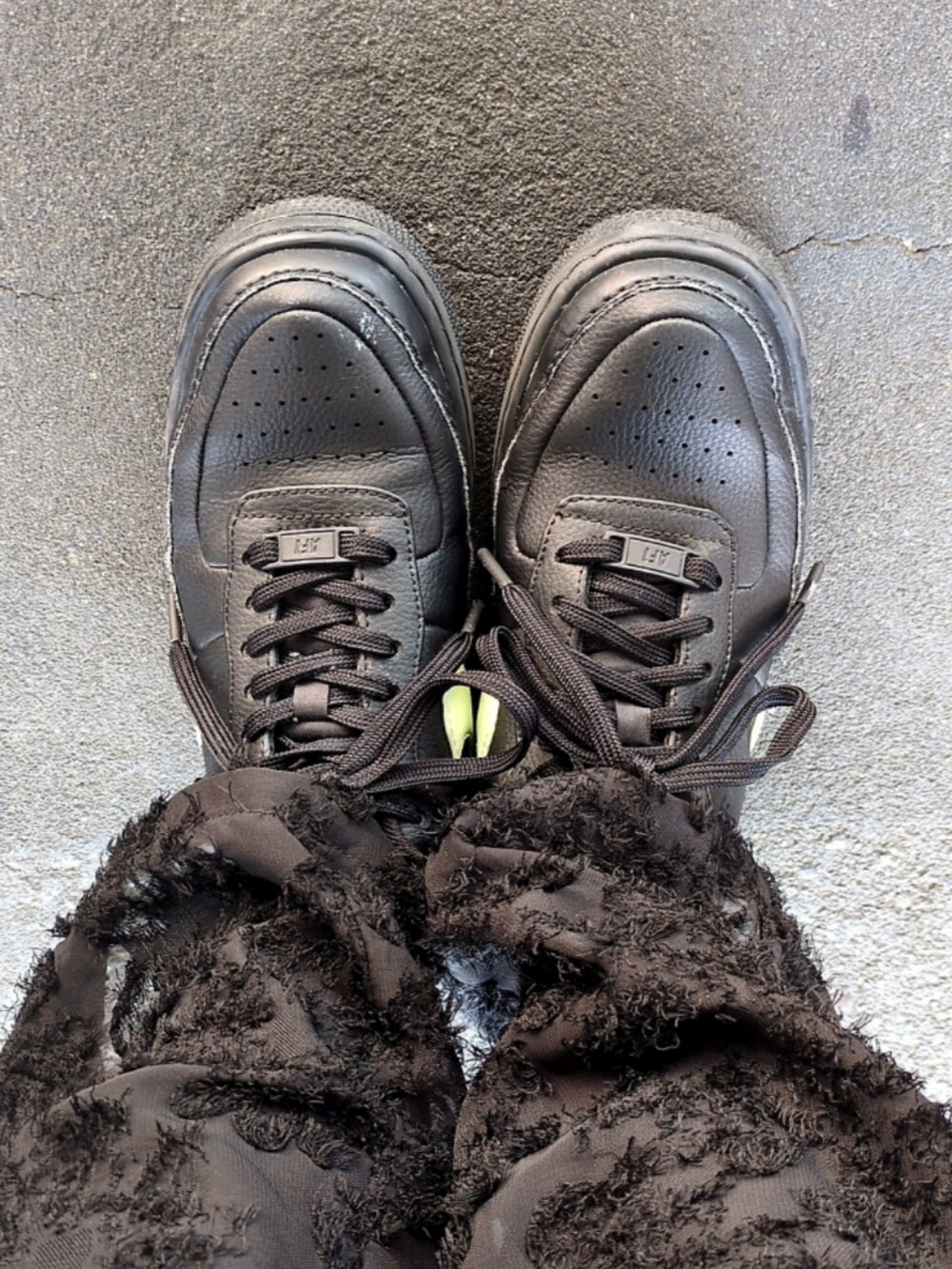 ブラック系のスニーカー、ブラック系のその他パンツを着用したレディースの春コーディネートの2枚目の写真